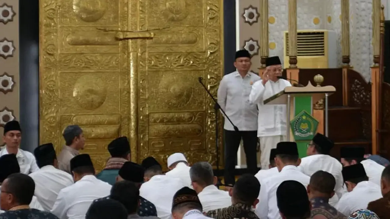 Sebelum melaksanakan salat tarawih, Wapres RI menyampaikan tausiahnya Masjid Agung Awwal Fathul Mubien, Kota Manado, Sulut, Rabu (3/4/2024).