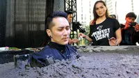 Demian Aditya saat menjalankan tantangan dikubur dalam semen. Foto: Panji Diksana/Liputan6.com