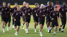 Para pemain Jerman melakukan pemanasan saat sesi latihan di Kampus DFB, Frankfurt, Jerman, Selasa (20/9/2022). Jerman akan menghadapi Hungaria pada pertandingan sepak bola Grup 3 UEFA Nations League. (ANDRE PAIN/AFP)