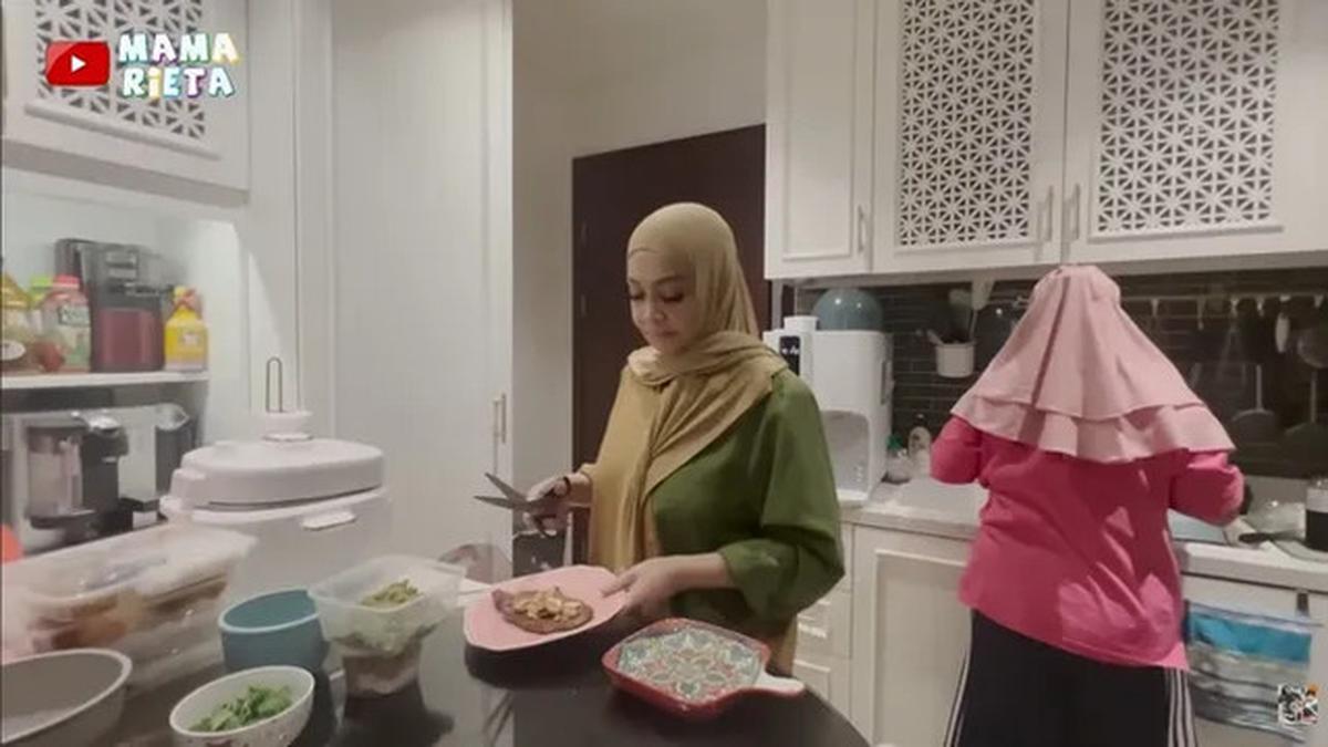 8 Potret Dapur Rumah Rieta Amilia dan Detail Interiornya, Elegan dengan Konsep Open Space