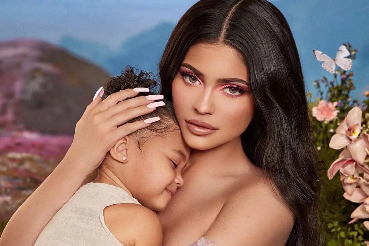 Kylie Jenner dan sang putri, Stormi membintangi produk kosmetik barunya yang dirilis 1 Februari 2020. (dok. Instagram @kyliejenner/https://www.instagram.com/p/B7efiklnr_x//Adhita Diansyavira)
