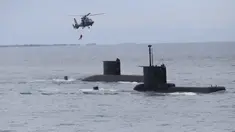 Prajurit TNI AL turun dari Helikopter Bell 412 EP Puspenerbal ke kapal selam KRI Alugoro (405) saat Sailing Pass di perairaan Teluk Jakarta, Kamis (2/10/2025). (Foto: Istimewa)