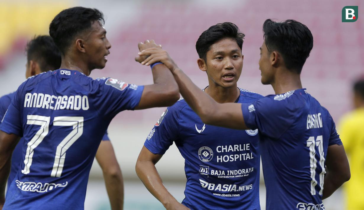 Para pemain PSIS Semarang merayakan gol ketiga ke gawang Persikabo 1973 yang dicetak bek Pratama Arhan(kanan) dalam laga matchday ke-2 Grup A Piala Menpora 2021 di Stadion Manahan, Solo, Kamis (25/3/2021). PSIS menang 3-1 atas Persikabo 1973. (Bola.com/Arief Bagus)