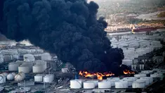 Gumpalan asap membubung dari kebakaran tempat penyimpanan bahan petrokimia di Intercontinental Terminals Co (ITC) di Deer Park, Texas, Senin (18/3). Diperkirakan, kebakaran ini akan terus membakar hingga dua hari ke depan. (AP/David J. Phillip)
