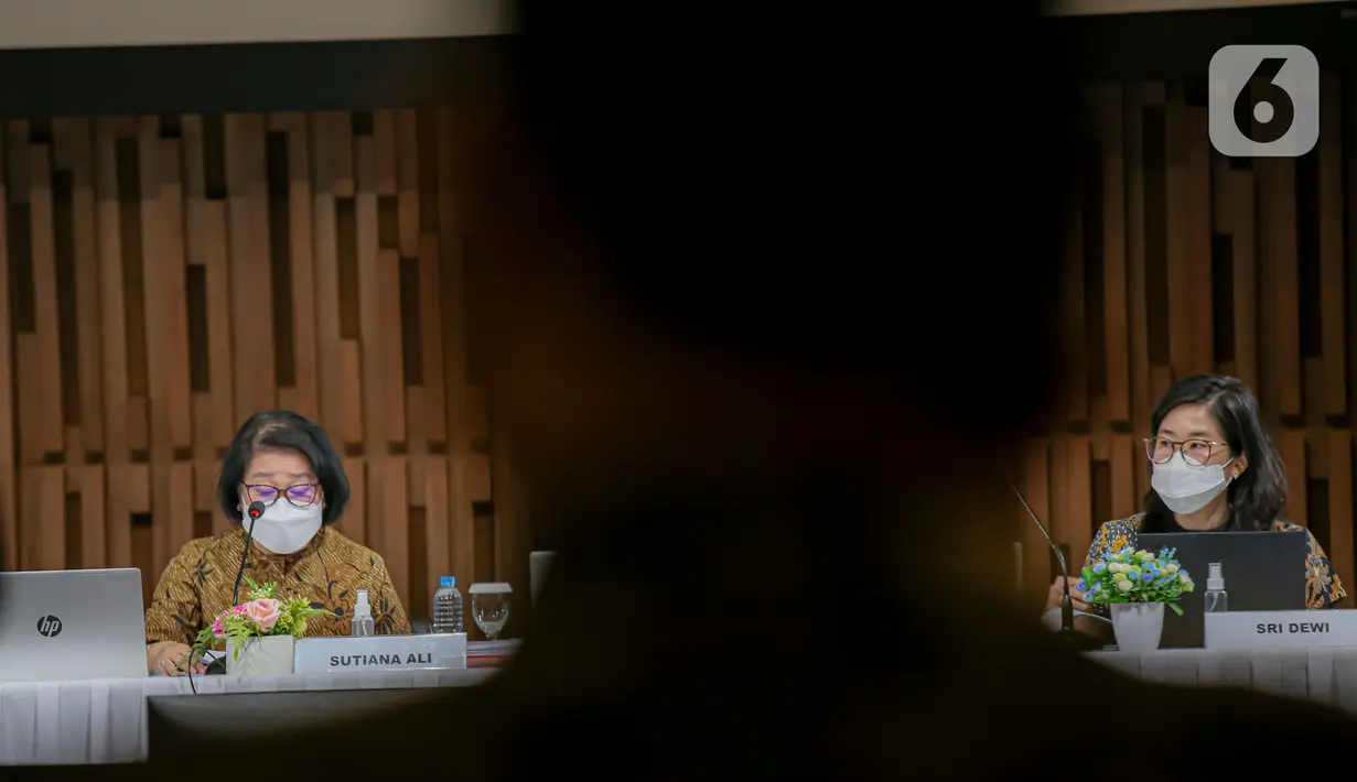 Direktur EMTEK Sutiana Ali (kiri) dan Senior Vice President Finance EMTEK Sri Dewi dalam paparan publik EMTEK, di Jakarta, Rabu (29/6/2022). Rapat Umum Pemegang Saham Tahunan (RUPST) PT Elang Mahkota Teknologi Tbk. (EMTEK) memutuskan tidak membagikan dividen dari laba bersih 2021. (Liputan6.com/Faizal Fanani)