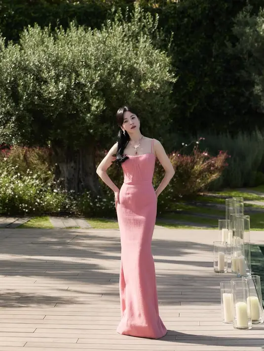 Aktris 43 tahun itu tampilkan aura princess dalam balutan dress soft pink bertali satu [@kyo1122]