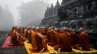 Para biksu memanjatkan doa saat berziarah ke Candi Borobudur, Magelang, Jawa Tengah, Sabtu (18/52019). Ziarah yang diikuti oleh para biksu dan umat Buddha tersebut untuk merefleksikan ajaran Sang Buddha serta menyambut Waisak 2563 BE/2019. (OKA HAMIED/AFP)