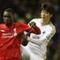 Pemain Swansea City, Ki Sung Yeung (kanan) berebut bola dengan pemain Liverpool, Christian Benteke pada lanjutan Liga Premier Inggris di Stadion Anfiled, Senin (30/11/2015) dini hari WIB. LIverpool menang 1-0. (Reuters/Phil Noble)