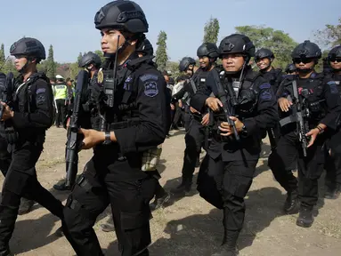 Petugas Kepolisian RI berbaris selama parade keamanan dalam persiapan untuk gelaran Annual Meetings IMF-World Bank di Bali, Kamis (4/10). Indonesia menjadi tuan rumah Pertemuan tahunan IMF dan Bank Dunia pada 8 - 14 Oktober 2018. (AP/Firdia Lisnawati)