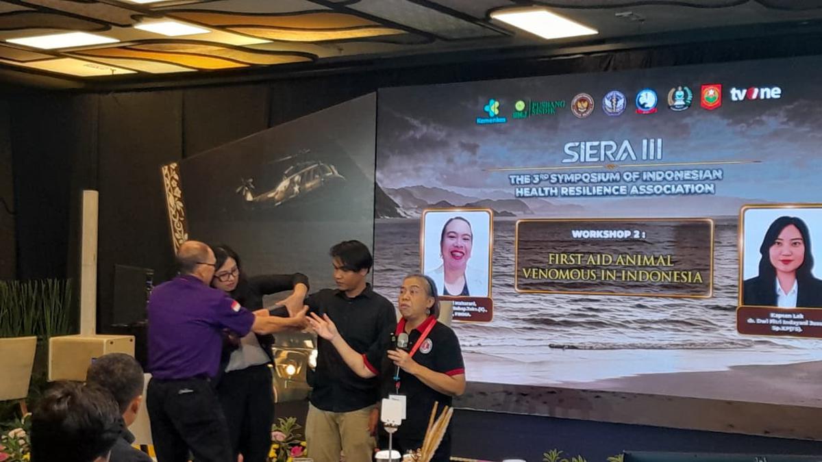 Workshop penanganan pertama dari gigitan ular dari Dokter Tri Maharani spesialis emergensi dan konsultan toksikologi.