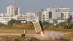 Sebuah rudal meluncur dari sistem pertahanan iron dome saat menghalau roket dari Jalur Gaza di Kota Ashdod, Israel, Selasa (12/11/2019). Tewasnya komandan Jihad Islam Baha Abu Al-Ata memicu serangan balasan dari militan Palestina di Gaza. (Jack Guez/AFP)