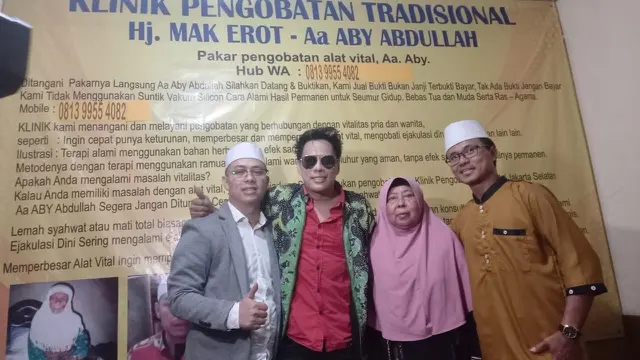 Joe Richard bersama cucu dan anak Mak Erot.