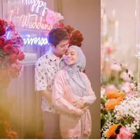 Momen romantis keduanya diabadikan apik oleh Askar Photography. Tampak dekorasi bunga dan tulisan ‘Happy 1 Wedding Anniversary’ menghiasi ruangan.  (Instagram/askar_photography/lestykejora).