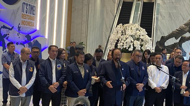Ketua Umum Partai NasDem Surya Paloh bersama jajaran saat jumpa pers di Kantor DPP Partai NasDem Jakarta, Rabu (17/5/2023).