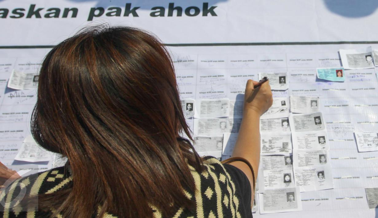 Pendukung Ahok membubuhkan tandatangan saat aksi di depan Balaikota, Jakarta, Sabtu (13/5). Massa pendukung Ahok menggelar aksi pengumpulan KTP untuk membebaskan Ahok dari jeratan vonis dua tahun penjara. (Liputan6.com/Yoppy Renato)