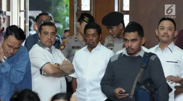 Mensos, Idrus Marham (tengah) berada di ruang sidang pengadilan Tipikor jelang sidang tuntutan kasus dugaan korupsi proyek e-KTP dengan terdakwa Setya Novanto, Jakarta, Kamis (29/3). Sidang mendengar pembacaan tuntutan. (Liputan6.com/Helmi Fithriansyah)