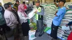 Keluarga Penerima Bantuan Pangan (PBP) antre untuk menerima Bantuan Pangan Non Tunai (BPNT) beras 20 kg di Kantor Kelurahan Rangkapan Jaya Baru, Depok, Jawa Barat, Kamis, (24/7/2025). (merdeka.com/Arie Basuki)