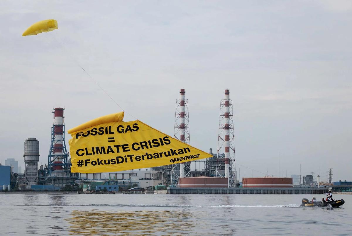 FOTO: Aksi Aktivis  Greenpeace di PLTU Muara Karang Soroti Arah Kebijakan Energi Indonesia