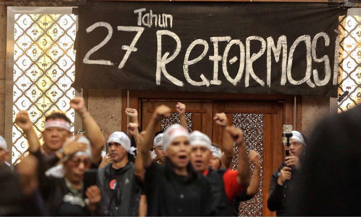 FOTO: 27 Tahun Reformasi, Aktivis Gelar Refleksi Reformasi 1998 dengan Instalasi Seni