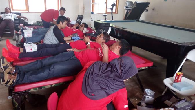 Donor darah, menjadi salah satu kegiatan perayaan HUT PGE ke-13 yang dilakukan PGE area Karaha, Tasikmalaya, Jawa Barat (Liputan6.com/Jayadi Supriadin)
