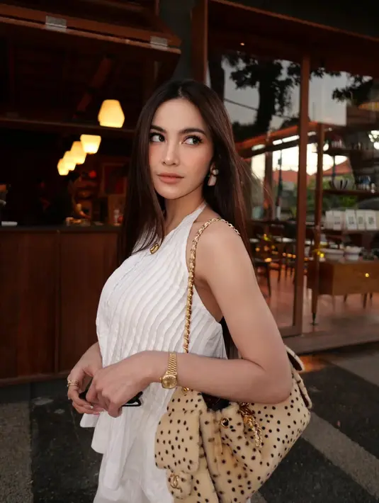 Rambut panjang lurus yang dibiarkan tergerai memperkuat aura feminin yang dipancarkannya. Dipadukan dengan makeup bernuansa natural flawless, penampilan Mahalini terlihat sederhana namun tetap memikat. Aksesori emas yang dikenakannya juga menjadi pelengkap sempurna untuk memberikan sentuhan mewah tanpa mengurangi kesan effortless. [@mahaliniraharja].