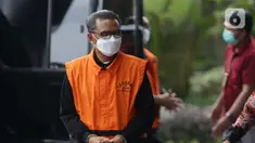 Gubernur Sulsel non aktif, Nurdin Abdullah saat tiba di lobby Gedung KPK, Jakarta, Jumat (5/3/2021). Nurdin Abdullah akan menjalani pemeriksaan perdana terkait dugaan suap dan gratifikasi pengadaan barang-jasa pembangunan infrastruktur di Pemprov Sulsel 2020-2021. (Liputan6.com/Helmi Fithriansyah)