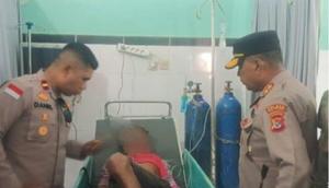 Kapolres Sabu Raijua AKBP Paulus Naatonis, saat menjenguk pelaku pemerkosaan di rumah sakit (Liputan6.com/Ola Keda)