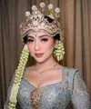 Berbeda dengan akad, Angga dan Dewi Andriani atau Ririn tampil dalam balutan baju pengantin adat Sunda saat momen resepsi. [@heksa.donolobo/@amorphotoworks/@andira_83/@claranadya]