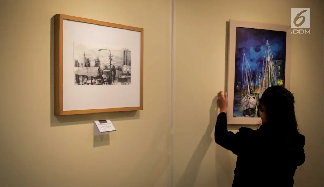 Pengunjung melihat lukisan saat dipamerkan di Faber Castell Store, Jakarta, Jumat (15/11). Dengan hadirnya pameran ini, Faber Castell berharap dapat mendorong kemajuan seni dan kreativitas di Indonesia. (Liputan6.com/Faizal Fanani)