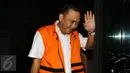 Direktur CV Putra Pratama Zulfikar Muharrami melambaikan tangannya seusai diperiksa KPK, Jakarta, Senin (10/10). Zulfikar diduga turut menyuap Bupati Banyuasin Yan Anton sebesar Rp 1 Milyar. (Liputan6.com/Helmi Afandi)