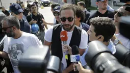 Sejumlah wartawan saat bertanya ke Gonzalo Higuain saat tiba di Juventus Medical Center, Italia (27/7). Mantan striker Napoli ini menjadi pemain kelima yang bergabung dengan Juve pada musim panas ini. (AFP PHOTO/MARCO BERTORELLO)