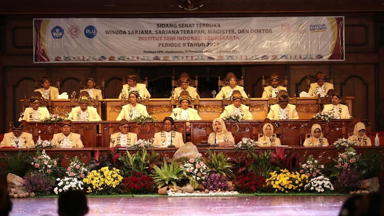 Beda dari Biasanya, di Kampus ini Wisuda Tanpa Toga Baju Adat Jawa jadi Seragam di Hari Istimewa