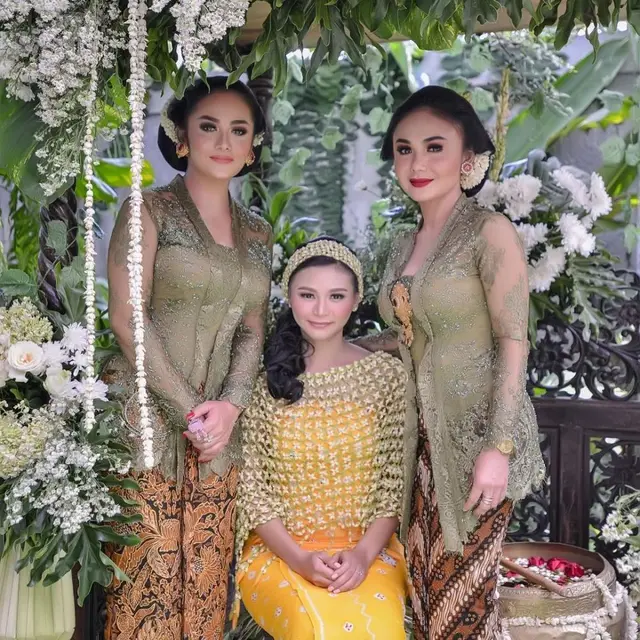 6 Potret Kompak Krisdayanti dan Yuni Shara Pakai Kebaya, Bak Saudara Kembar