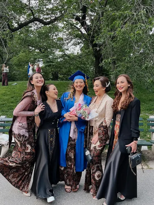 Di hari wisuda, Aaliyah tampil feminin dalamn balutan kebaya Bali berwarna pink [@aaliyah.massaid]