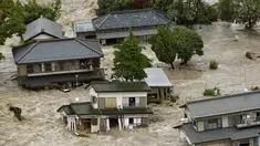 Warga yang terjebak luapan banjir dari Sungai Kinugawa di Joso, prefektur Ibaraki, menunggu dievakusi tim penyelamat, Jepang, Kamis (10/9). Satu orang hilang dan lebih dari 90 ribu warga diperintahkan untuk mengungsi. (REUTERS/Kyodo)