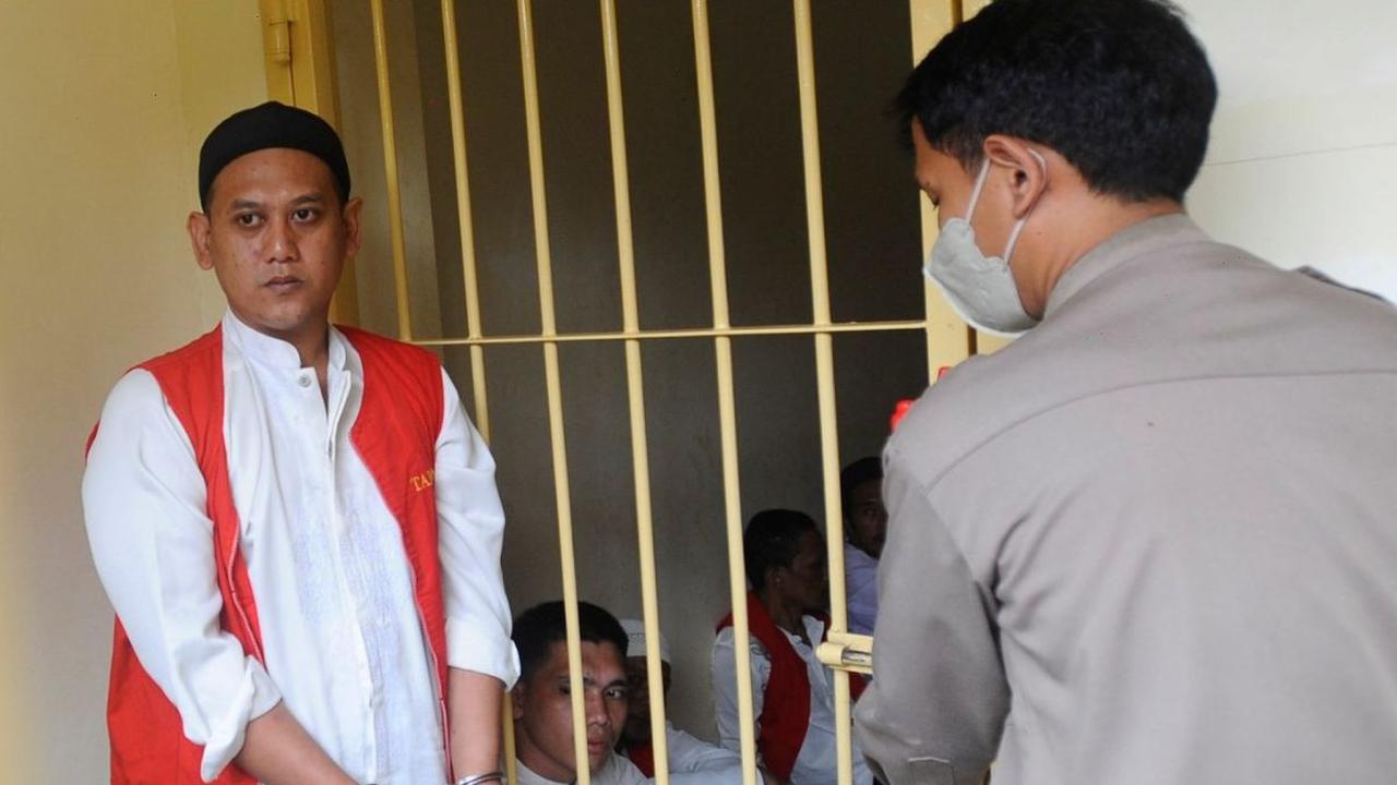Terdakwa kasus pembunuhan anak Rizky Noviyandi Achmad yang tampak diborgol usai sidang vonisnya mengalami menundaan hingga Kamis (20/7/2023) di Pengadilan Negeri Depok, Jawa Barat, Senin (17/07/2023) .
