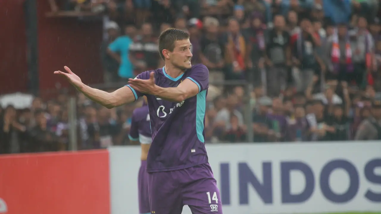 Penyerang Persik Nikola Asceric