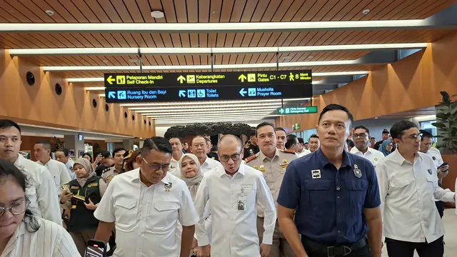 Menko Bidang Infrastruktur dan Pembangunan Kewilayahan, Agus Harimurti Yudhoyono (AHY) berkunjung ke Terminal 1C Bandara Internasional Soekarno-Hatta, Tangerang, Senin (22/12/2025). (Foto: Liputan6.com/Pramita T)