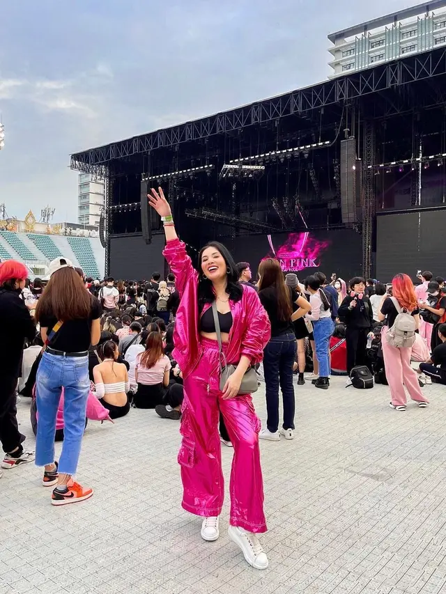 Konser Blackpink di Bangkok disaksikan artis Indonesia Nindy Ayunda (Foto: Instagram nindyayunda)