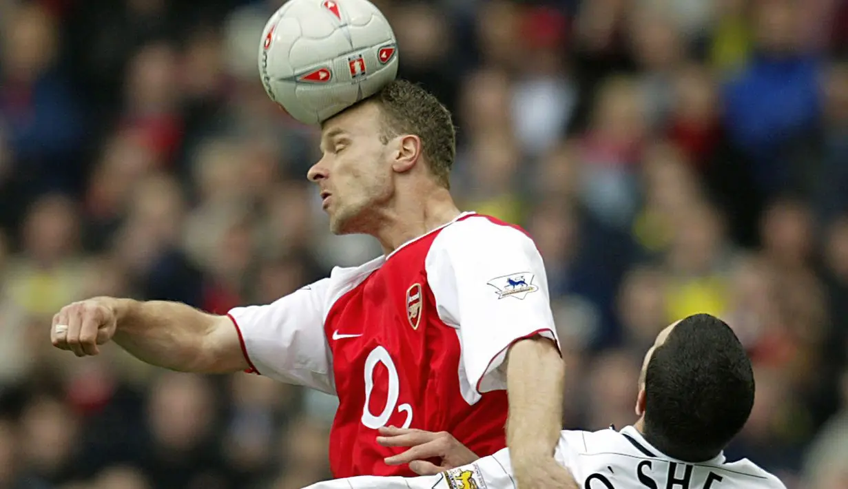 Peringkat 1 maestro sepak bola dalam sejarah Liga Inggris versi Dailymail adalah Dennis Bergkamp yang bermain di Arsenal (1995-2006). (AFP Photo/Odd Andersen)