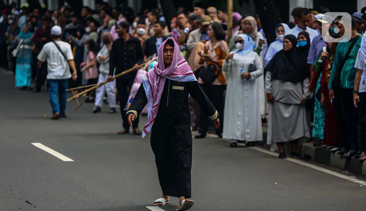 Antrean warga mengular sepanjang jalan Majapahit, Jakarta Pusat. (Liputan6.com/Angga Yuniar)