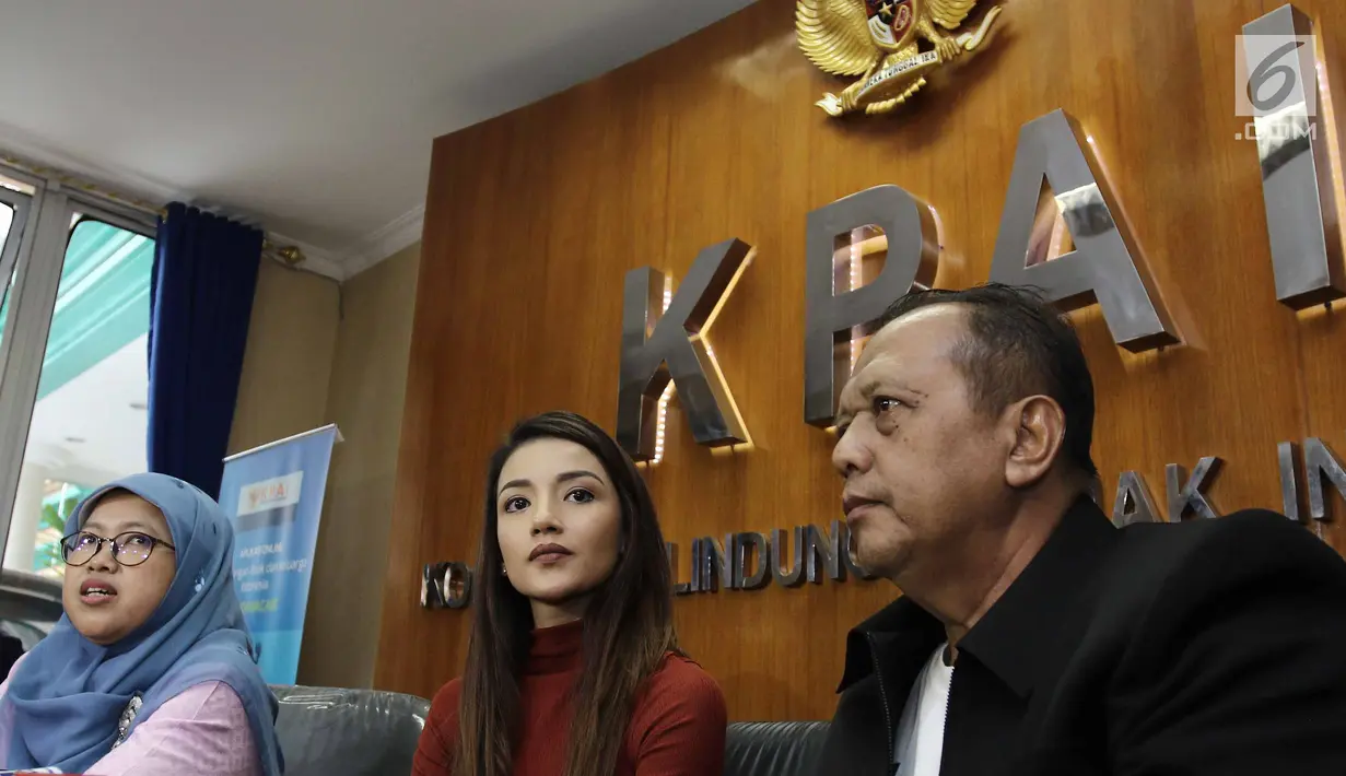 Komisioner KPAI Rita Pranawati (kiri) bersama pesinetron Tsania Marwa dan kuasa hukumnya saat jumpa pers seusai mediasi di Komisi Perlindungan Anak Indonesia (KPAI), Jakarta, Jumat (28/7). (Liputan6.com/Herman Zakharia) 