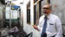 Ketua Komisi Nasional Perlindungan Anak, Arist Merdeka Sirait meninjau ruangan Komnas PA yang terbakar beberapa waktu lalu, Kamis (2/7/2015). Arist meminta kepada aparat kepolisian segera mengungkap penyebab kebakaran. (Liputan6.com/Yoppy Renato) 
