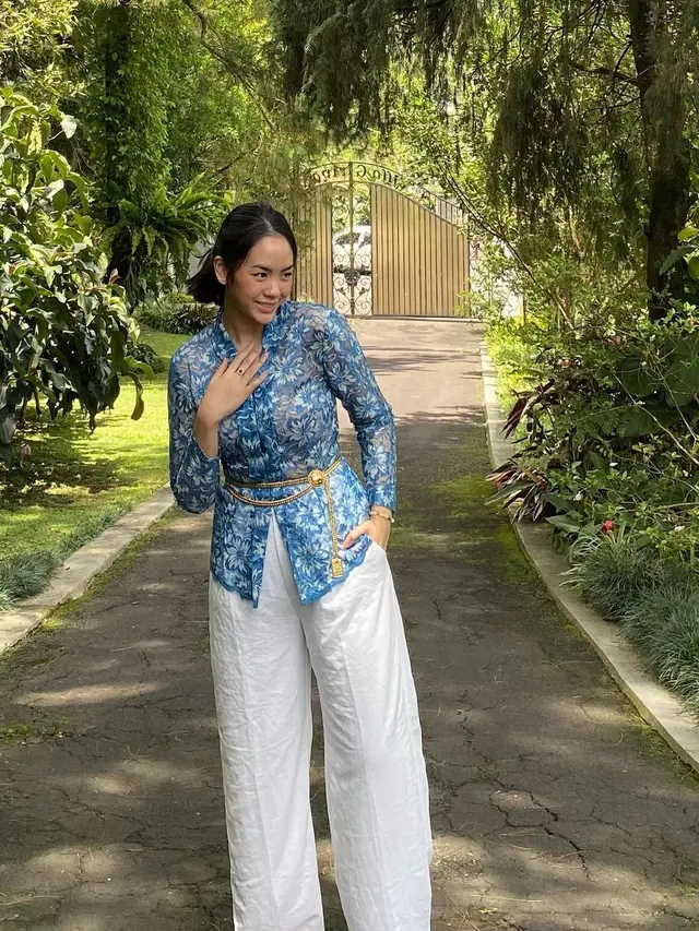 8 Ide OOTD Kasual Pakai Kebaya dari Yuki Kato hingga Tissa Biani