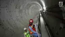 Pekerja menyelesaikan pembangunan proyek Mass Rapid Transit (MRT) di Jakarta, Kamis (19/10). Pembangunan MRT fase 1 (Lebak Bulus-Bundaran HI) ditargetkan pada akhir 2017 mencapai 90 persen. (Liputan6.com/Immanuel Antonius)