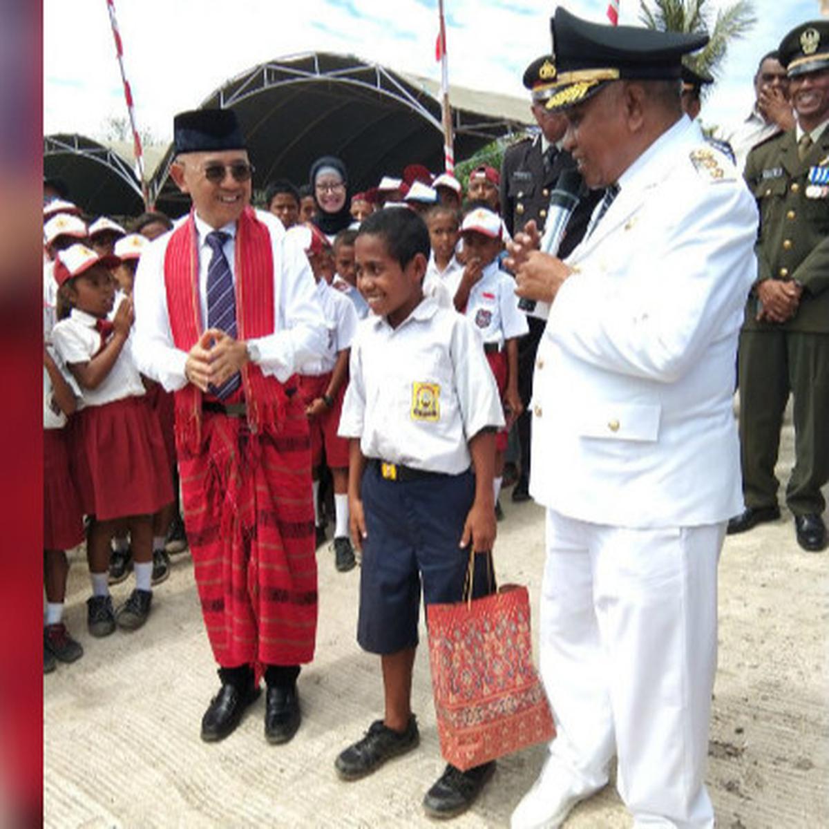 Joni, nama sapaannya, dengan berani memanjat tiang bendera akibat pengait bendera bermasalah. Video detik-detik Joni memanjat tiang bendera ini langsung viral di medsos (Twitter/@Kemlu_RI)