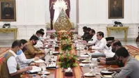 Presiden Jokowi fokus 3T testing, tracing, dan treatment dengan prioritas khusus 8 provinsi yaitu Jatim, DKI Jakarta, Jabar, Sulsel, Jateng, Sumut, dan Papua, (serta Kalsel) saat memimpin rapat terbatas COVID-19 di Istana Merdeka, Jakarta, Senin (13/7/2020). (Dok Kementerian Sekretariat Negara)