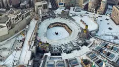 pertama bulan suci Ramadan di kota suci Makkah, Arab Saudi (24/4/2020). Pemerintah Arab Saudi masih memberlakukan lockdown akibat pandemi Covid-19 di hari pertama bulan suci Ramadan di Kota Makkah. (AFP/Bandar Aldandani)