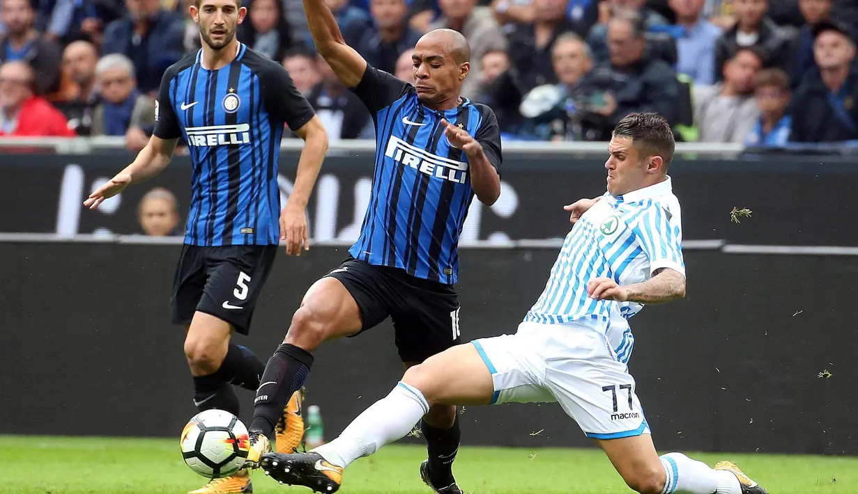 Gelandang Inter Milan, Joao Mario, berusaha melewati pemain SPAL pada laga Serie A di Stadion Giuseppe Meazza, Minggu (10/9/2017). Inter Milan menang 2-0 atas SPAL. (AP/Matteo Bazzi)
