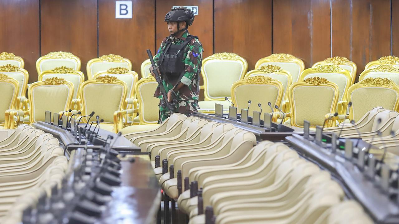 Barisan prajurit TNI amankan Gedung DPR jelang pelantikan Prabowo